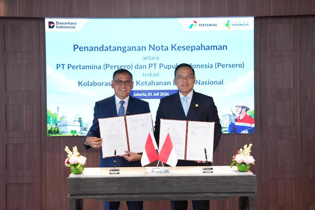 Direktur Utama Pertamina, Simon Aloysius Mantiri (kiri) dan Direktur Utama Pupuk Indonesia, Rahmad Pribadi (kiri) saat menandatangani MoU terkait kolaborasi ketahanan energi nasional di Jakarta pada Selasa (1/7/2026). Foto: Dok. Pertamina