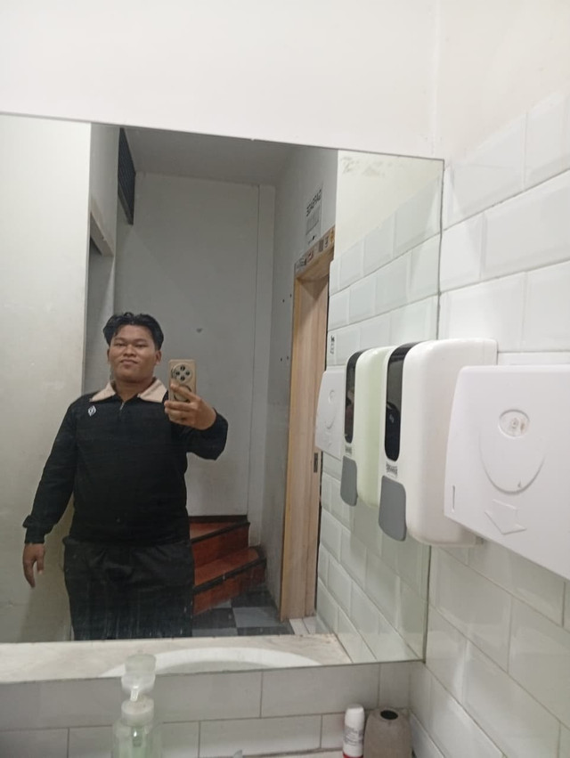 poto ini adalah bayangan ku yang selalu mengikuti disaat aku berdiri dikaca sumber: dokumen pribadi.