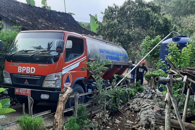 Badan Penanggulangan Bencana Daerah (BPBD) Gunungkidul melakukan dropping air bersih di wilayah Pedukuhan Kemesu, Kalurahan Semugih, Kapanewon Rongkop. Foto: BPBD Gunungkidul