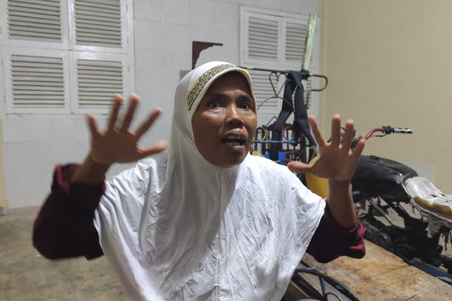Dewi, seorang ibu yang rumahnya dibobol maling saat rawat anaknya di rumah sakit di Medan. Foto: Amar Marpaung/kumparan
