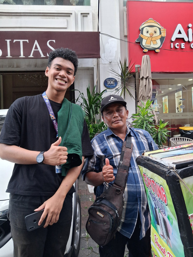 Pedagang Es Potong (salah satu narasumber) di jalur Pasar Baru.