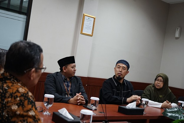 Di tengah-tengah kunjungan di Indonesia, pada rabu (01/07/2026), Sensei Kyoichiro Sugimoto, seorang Dai dari Chiba Islamic Culture Center, menekankan urgensi ini mengingat kondisi demografis Jepang. Di Jepang, 99,9 persen penduduknya nonmuslim. Memiliki masjid atau Islamic Center tentu akan memiliki dampak yang sangat signifikan. Bukan hanya untuk salat, tetapi untuk dakwah, mendukung generasi muda Muslim dan para mualaf.