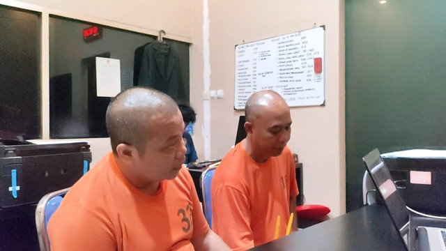 Polres Mojokerto meringkus dua pria paruh baya mengaku sebagai kiai dan mampu mengembalikan uang usai dibuat belanja dan berlipat ganda. Foto: Dok. Istimewa