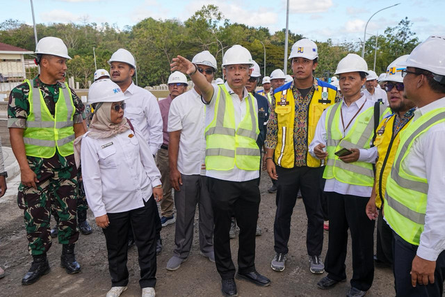Wakil Menteri Sosial (Wamensos) Agus Jabo Priyono meninjau pembangunan gedung permanen Sekolah Rakyat di Kulon Progo, DI Yogyakarta, Rabu (1/7/2026). Foto: Kemensos RI