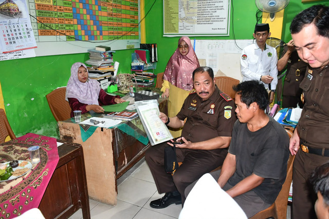Seorang pria mencuri arsip di kompleks rumah dinas pejabat Kejaksaan Tinggi (Kejati) Jambi demi tebus ijazah anaknya. Foto: Dok. Istimewa