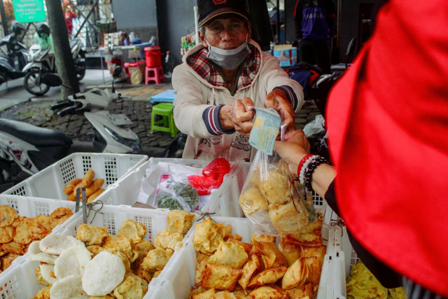 Ilustrasi pedangan UMKM melakukan transaksi dengan pembeli. Foto: Henny Wiyanti