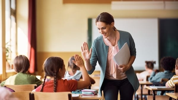 Ilustrasi interaksi hangat antara guru dan murid. Sumber: Shutterstock