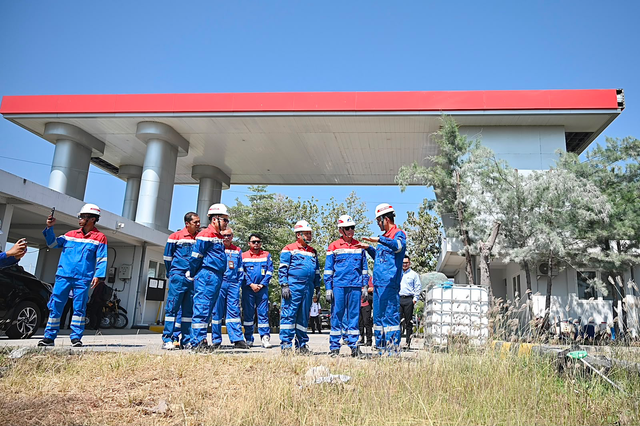 Komisaris Utama PT Pertamina (Persero), Mochamad Iriawan (kedua dari kanan), melakukan Management Walkthrough (MWT) ke kawasan New Grass Root Refinery (NGRR) Tuban di Kabupaten Tuban, Jawa Timur, Selasa (30/6/2026). Foto: Dok. Pertamina