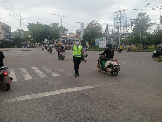 Polisi sedang mengatur lalu lintas (photo istimewa)