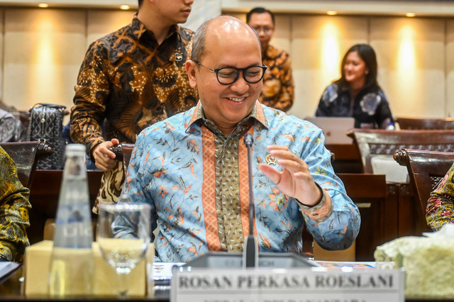 Menteri Investasi dan Hilirisasi/Kepala BKPM sekaligus CEO Badan Pengelola Investasi (BPI) Daya Anagata Nusantara (Danantara) Rosan Roeslani bersiap mengikuti rapat kerja dengan Komisi XI DPR di Kompleks Parlemen, Senayan, Jakarta, Rabu (1/7/2026).  Foto: Rivan Awal Lingga/ANTARA FOTO