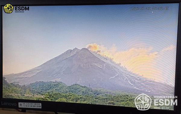 Gunung Merapi mengeluarkan awan panas guguran sejauh 1,7 kilometer pada Kamis (2/7/2026) pagi. Foto: Dok. BPPTKG