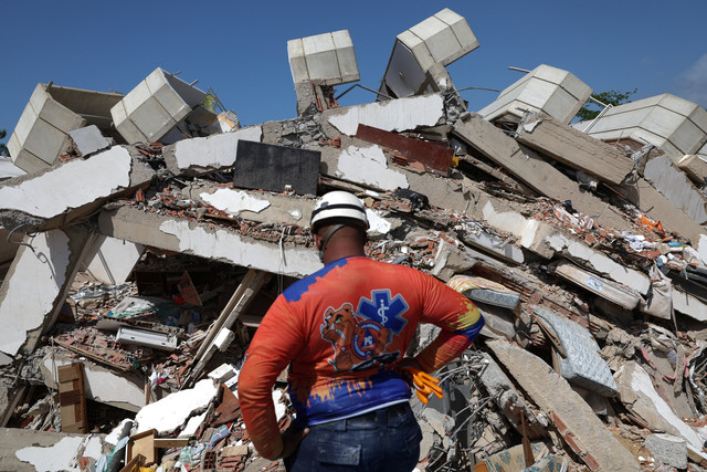 Seorang anggota Perlindungan Sipil melihat puing-puing bangunan yang runtuh setelah gempa bumi 24 Juni lalu di La Guaira, Venezuela, Rabu (1/7/2026). Foto: Ricardo Arduengo/REUTERS