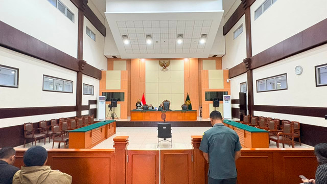Suasana PN Jakarta Timur dan ruang sidang utama tampak ramai dan dijaga ketat menjelang sidang Dokter Tifa, Kamis (2/7/2026). Foto: Kevin Daniel/kumparan