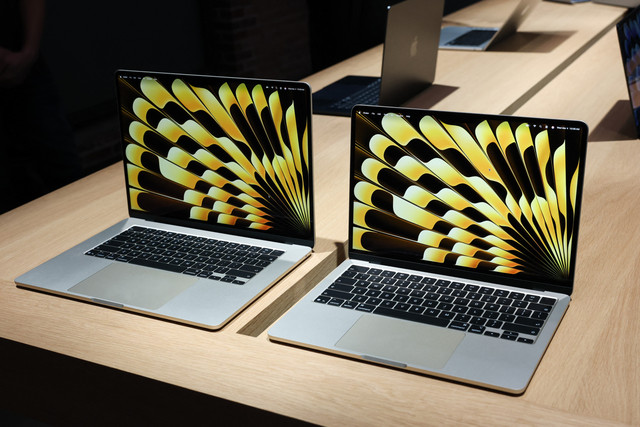 Model MacBook Air M5 yang baru dirilis dipamerkan selama acara peluncuran "Special Apple Experience" di Apple Store di distrik Manhattan, New York City, pada (4/3/2026). Foto: Timothy A. Clary/AFP