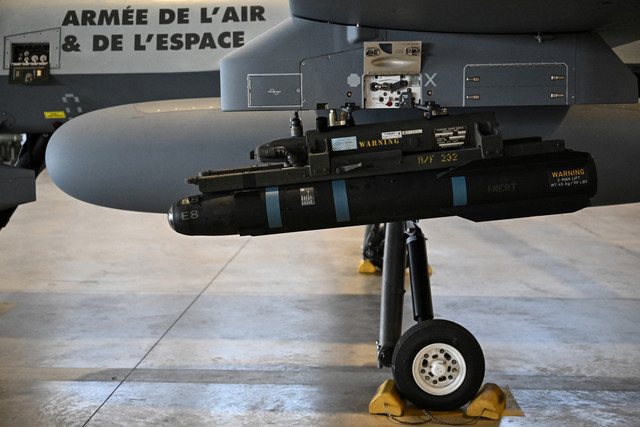 Rudal Hellfire yang terpasang di bawah sayap drone militer MQ-9 Reaper dalam demonstrasi Sayap Pengintaian dan Serangan ke-33 (ESRA) di Pangkalan Udara Cognac, Chateaubernard, Prancis, (12/6/2026). Foto: Christophe Archambault/AFP