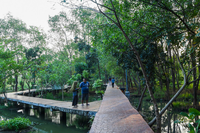 Pengunjung berjalan di Hutan Kota Rorotan, Cilincing, Jakarta Utara, Rabu (1/7/2026). Foto: ANTARA FOTO/M Risyal Hidayat