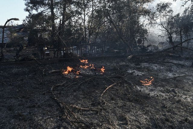 Kobaran api tampak membakar lahan di dekat sebuah rumah saat terjadi kebakaran hutan hebat di desa Liti, sebelah utara Thessaloniki, Yunani, (30/6/2026). Foto: Sakis Mitrolidis/AFP