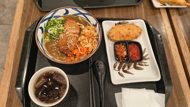 Semakuk udon dengan tambahan chiken katsu dan kuah kari yang gurih. Foto: Dokumen Pribadi