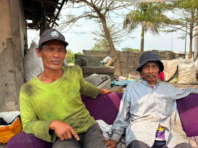 Duda (49) dan Misar (62), warga di sekitar lokasi Tempat Pembuangan Akhir (TPA) Jatiwaringin, Kabupaten Tangerang, Banten, Kamis (2/7/2026). Foto: Jeni Ritanti/kumparan