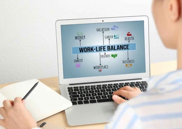 Ilustrasi: Penerapan work-life balance di era kerja hybrid untuk menjaga keseimbangan antara pekerjaan dan kehidupan pribadi. Sumber: Shutterstock
