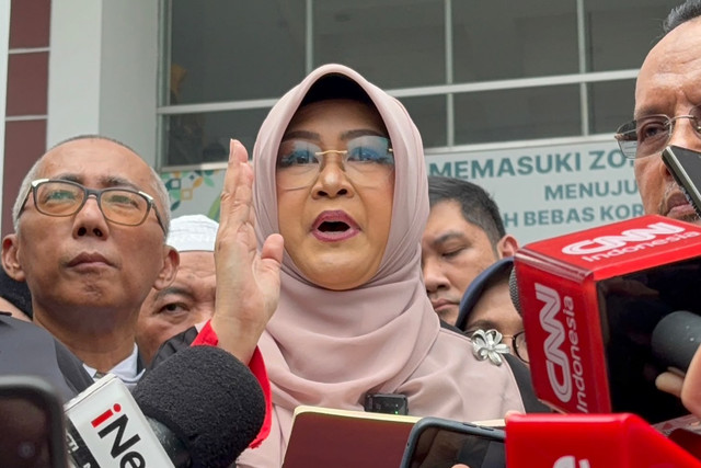 Tifauzia Tyassuma alias Dokter Tifa bersama kuasa hukumnya dalam jumpa pers usai menjalani sidang di Pengadilan Negeri Jakarta Timur, Kamis (2/7/2026). Foto: Kevin Daniel/kumparan