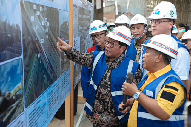 Gubernur DKI Jakarta Pramono Anung meninjau pembangunan Flyover Latumenten di Grogol, Jakarta Barat, Kamis (2/7/2026). Foto: Dok. Pemprov DKI Jakarta