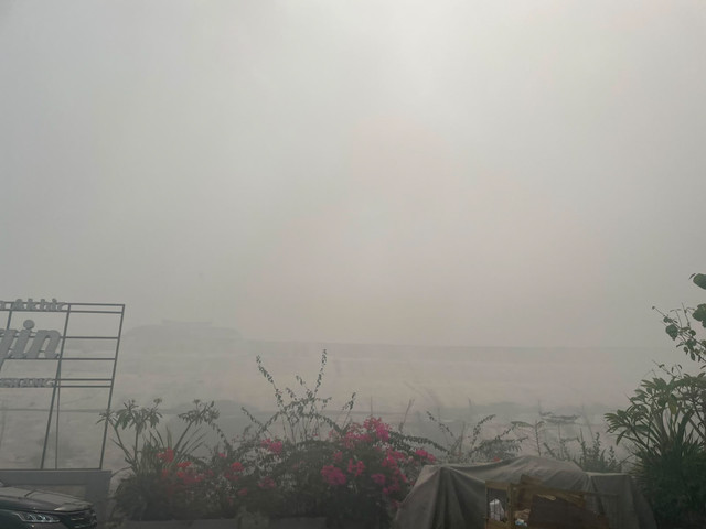 Kondisi di kawasan Tempat Pembuangan Akhir (TPA) Jatiwaringin, Kabupaten Tangerang, Banten, tertutup oleh asap kebakaran, pada Kamis (2/7/2026). Foto: Jeni Ritanti/kumparan