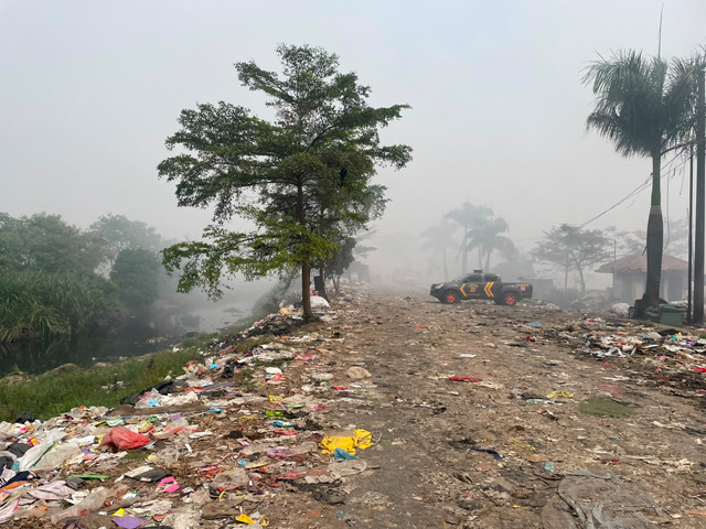 Kondisi di kawasan Tempat Pembuangan Akhir (TPA) Jatiwaringin, Kabupaten Tangerang, Banten, tertutup oleh asap kebakaran, pada Kamis (2/7/2026). Foto: Jeni Ritanti/kumparan