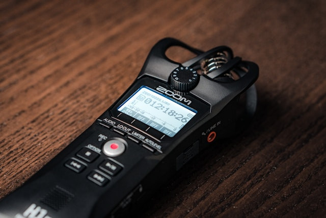 Ilustrasi digital voice recorder portable terbaik. Foto: dlxmedia.hu/Unsplash