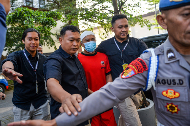 Petugas menggiring tersangka kasus dugaan penyekapan dan penganiayaan berat Taufik Hidayat untuk menjalani rekonstruksi di Gedung Direktorat Reserse Perlindungan Perempuan dan Anak Polda Jabar, Bandung, Jawa Barat, Kamis (2/7/2026). Foto: Raisan Al Farisi/ANTARA FOTO