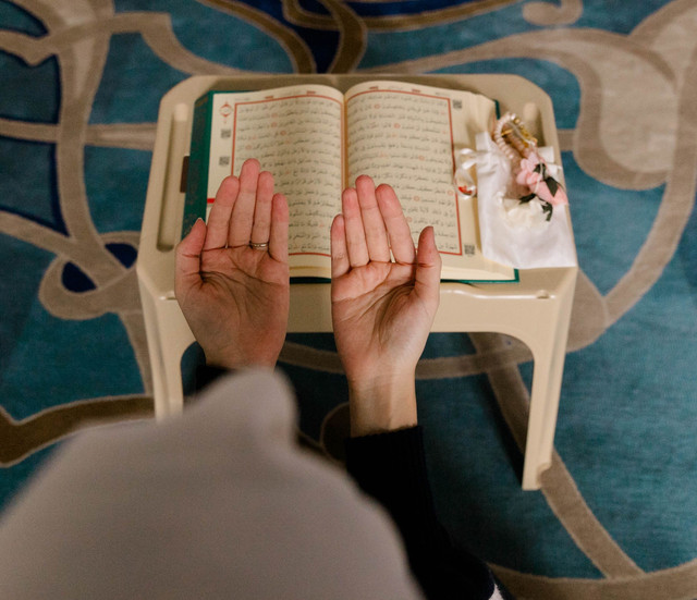 Seseorang membaca doa foto by Pexels