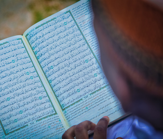 Seseorang membaca Al Quran foto by Pexels