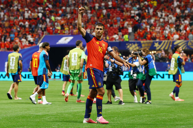 Gelandang timnas Spanyol, Rodri, memberi hormat ke arah para suporter usai pertandingan babak penyisihan Grup H Piala Dunia 2026 melawan Arab Saudi di Atlanta Stadium, Atlanta, Georgia, AS, Minggu (21/6/2026). Foto: Bernadett Szabo/REUTERS