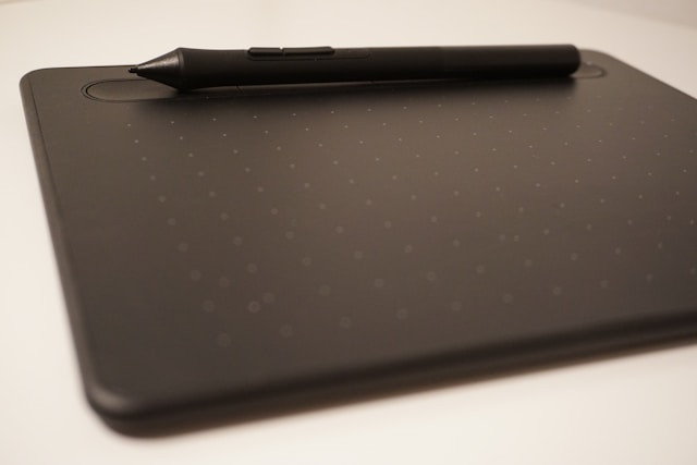 Ilustrasi pen tablet murah terbaik 2026. Foto: Andreas Haubold/Unsplash