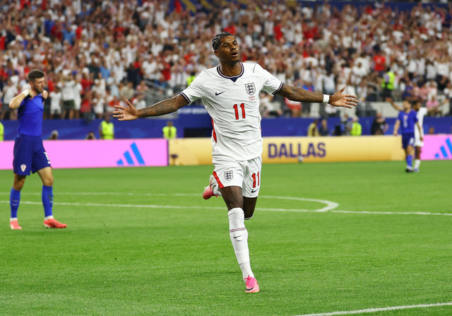 Penyerang timnas Inggris, Marcus Rashford, selebrasi setelah mencetak gol keempat timnya dalam pertandingan babak penyisihan Grup L Piala Dunia 2026 melawan Kroasia di Dallas Stadium, Arlington, Texas, AS, Rabu (17/6/2026). Foto: Kai Pfaffenbach/REUTERS