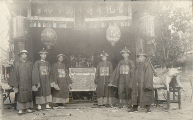 Para tokoh Tionghoa berbusana resmi di depan ruang utama klenteng di Barus, 1910 (KITLV)