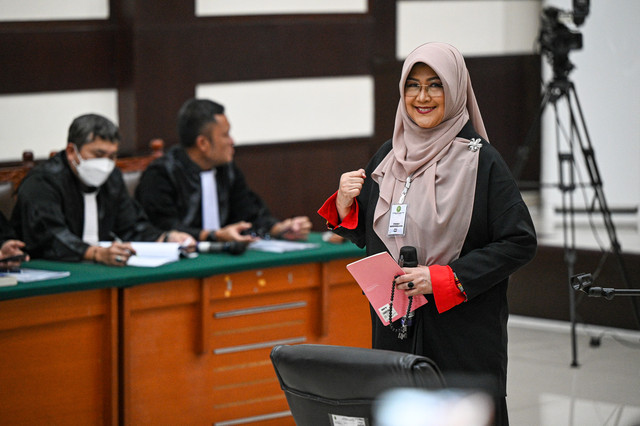 Terdakwa kasus dugaan fitnah dan pencemaran nama baik terkait keaslian ijazah Presiden ke-7 RI Joko Widodo, Tifauzia Tyassuma atau Dokter Tifa (kanan) menjalani sidang perdananya di Pengadilan Negeri Jakarta Timur, Jakarta, Kamis (2/7/2026). Foto: Fauzan/ANTARA FOTO