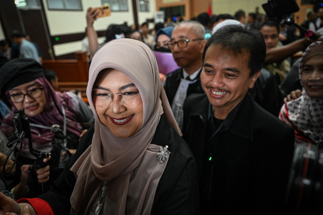 Terdakwa kasus dugaan fitnah dan pencemaran nama baik terkait keaslian ijazah Joko Widodo, Tifauzia Tyassuma atau Dokter Tifa bersama rekannya Roy Suryo usai menjalani sidang perdananya di Pengadilan Negeri Jakarta Timur, Jakarta, Kamis (2/7/2026). Foto: Fauzan/ANTARA FOTO