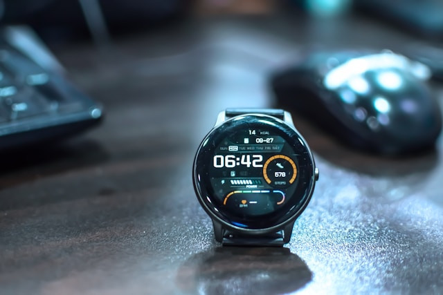 Ilustrasi smartwatch layar bulat. Foto: Al Amin Mir/Unsplash