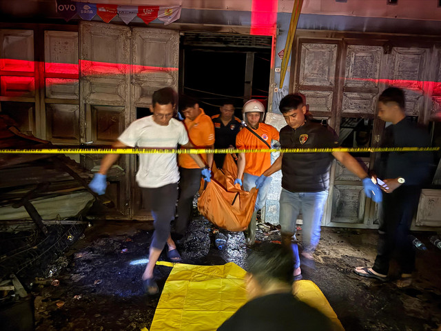 Proses evakuasi pria yang bakar rumahnya sendiri ditemukan tewas setelah ancam bakar istrinya, Kamis (2/7). Foto: Dok. Polres Batu Bara