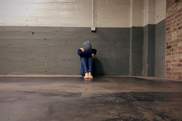 ilutrasi orang yang sedang sedih Foto oleh Pixabay: https://www.pexels.com/id-id/foto/orang-yang-duduk-di-samping-dinding-di-dalam-ruang-kosong-236147/