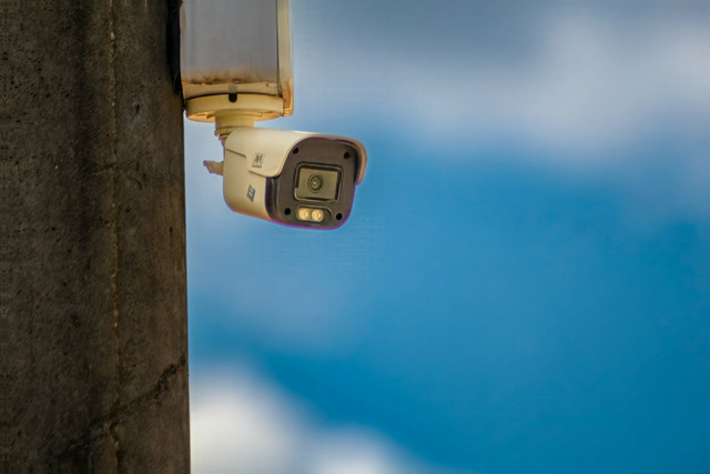 Ilustrasi CCTV yang bisa dipantau lewat HP jarak jauh. Foto: Unsplash.