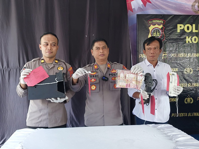 Polisi menunujukkan barang bukti hasil curian oleh pria berinisial BI (24 tahun) mencuri brankas berisi uang Rp 13,5 juta milik tetangganya. Pelaku berencana menggunakan uang curian untuk lamaran. Foto: Dok. Istimewa