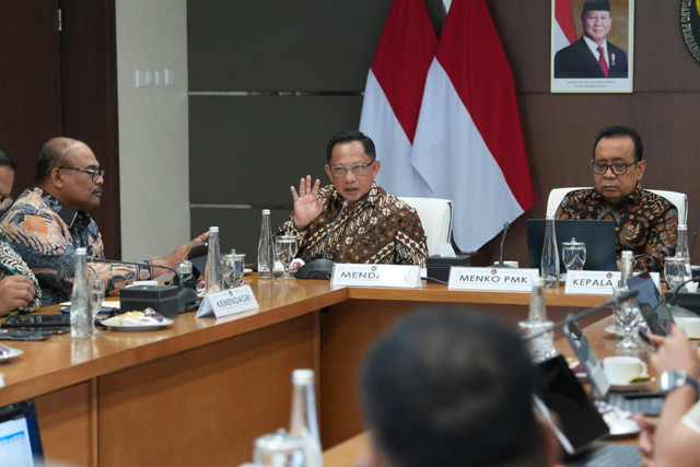 Kasatgas PRR Tito Karnavian dukung penggunaan Dana Siap Pakai BNPB untuk percepat pembangunan huntap warga terdampak bencana, Kamis (2/7/2026). Foto: Kemendagri RI