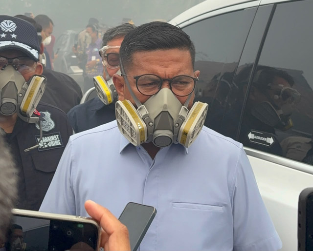 Gubernur Banten Andra Soni, saat memberikan keterangan terkait kondisi terkini kebakaran Tempat Pemrosesan Akhir (TPA) Jatiwaringin, Kabupaten Tangerang, Banten, Kamis (2/7/2026). Foto: Jeni Ritanti/kumparan