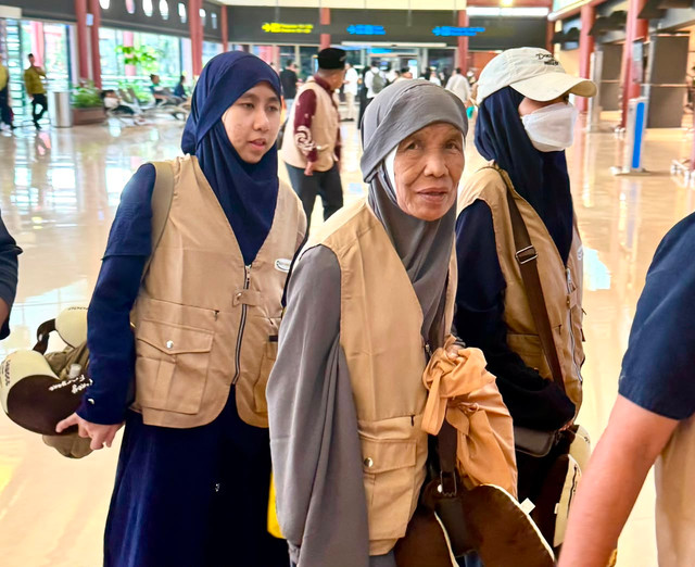 Wakil Ketua Komisi VI DPR RI Fraksi Gerindra, Andre Rosiade memberangkatkan Buk Ema, Andre dan tiga siswa SMA Negeri 1 Padang penghafal 30 juz Al-Qur'an beserta seorang guru tahfiz sebagai bentuk apresiasi atas prestasi mereka. Foto: Dok. Istimewa