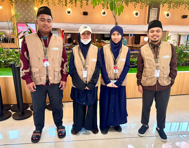 Wakil Ketua Komisi VI DPR RI dari Fraksi Gerindra Andre Rosiade menepati janjinya dengan memberangkatkan tiga siswa penghafal Al-Qur'an 30 juz dari SMAN 1 Padang untuk menunaikan ibadah umrah bersama seorang guru pembimbing, Kamis (2/7/2026). Foto: Dok. Istimewa