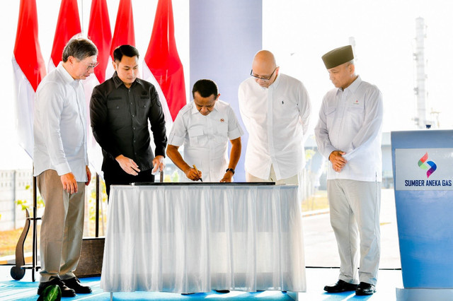 Menteri Energi dan Sumber Daya Mineral (ESDM) Bahlil Lahadalia saat meresmikan Mini LNG Plant PT Sumber Aneka Gas di Tuban, Jawa Timur 26 Juni 2026. Sumber foto: Instagram Bahlil Lahadalia.