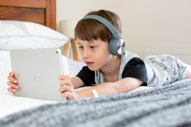 Ilustrasi tablet terbaik untuk anak 2026. Foto: Unsplash.