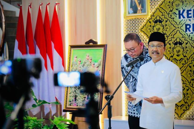 Mensos Saifullah Yusuf menyampaikan keterangan pers terkait tindak lanjut Kementerian Sosial atas temuan Badan Pemeriksa Keuangan (BPK) mengenai dugaan rangkap pekerjaan pendamping Program Keluarga Harapan (PKH di Kemensos, Jakarta, Rabu (7/2/2026). Foto: Kemensos RI